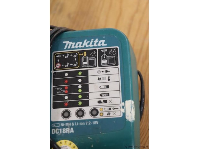 Makita acculader dc18ra 630507f8 - afbeelding 2 van  4