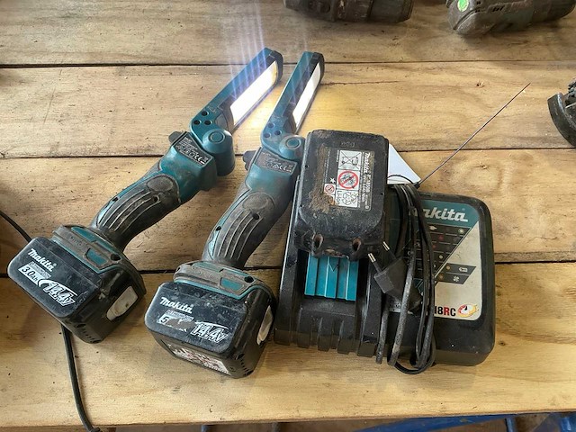 Makita acculader met 2x looplamp - afbeelding 1 van  5