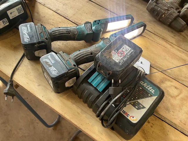 Makita acculader met 2x looplamp - afbeelding 2 van  5