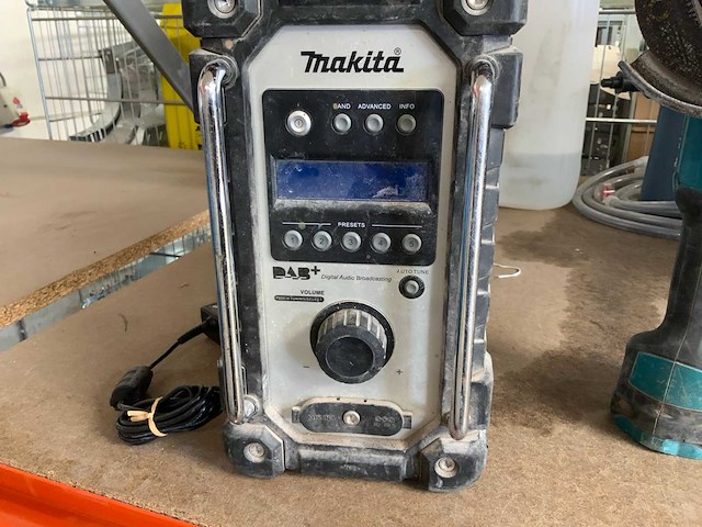 Makita bouwradio en haakse slijptol - afbeelding 2 van  3