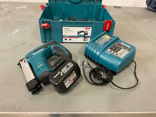 Makita bst221rfx tacker - afbeelding 1 van  2