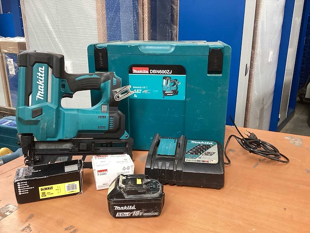 Makita dbn600 brad tacker incl. 5a accu bl1850b + dc18rc acculader + m-box - afbeelding 1 van  15