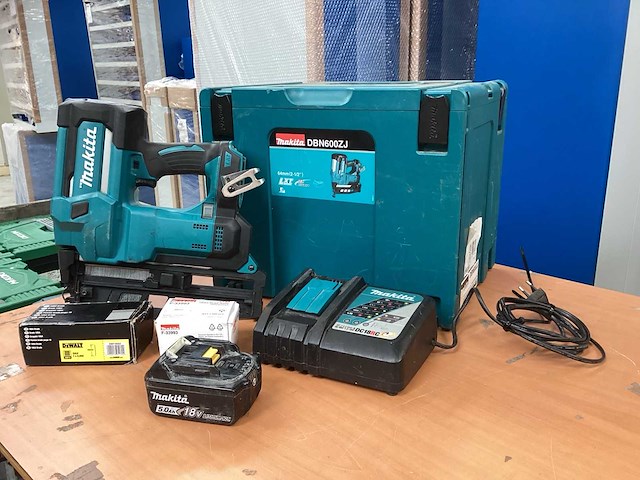 Makita dbn600 brad tacker incl. 5a accu bl1850b + dc18rc acculader + m-box - afbeelding 8 van  15