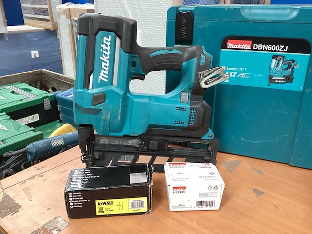 Makita dbn600 brad tacker incl. 5a accu bl1850b + dc18rc acculader + m-box - afbeelding 9 van  15