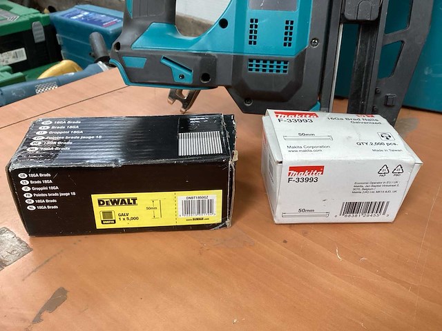 Makita dbn600 brad tacker incl. 5a accu bl1850b + dc18rc acculader + m-box - afbeelding 12 van  15