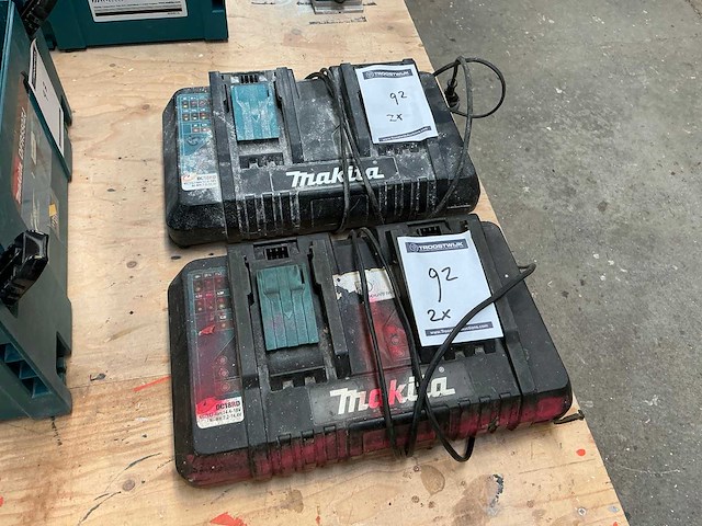 Makita dc18rd duolader (2x) - afbeelding 1 van  3