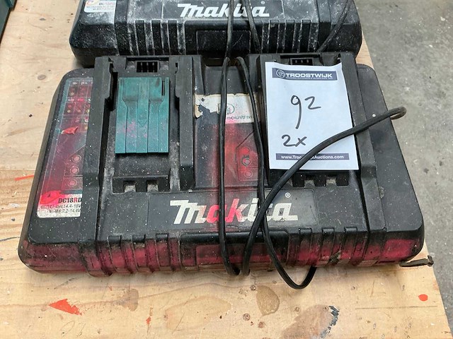 Makita dc18rd duolader (2x) - afbeelding 2 van  3