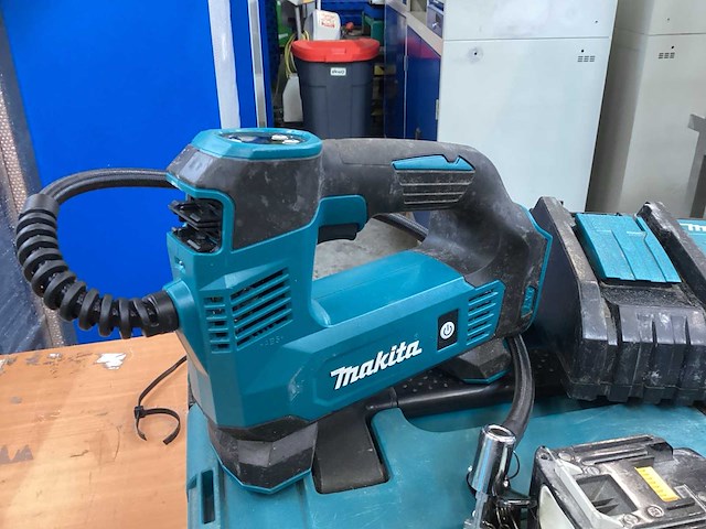 Makita dmp180 luchtpomp 18v incl. acculader dc18rc + 14.4v accu - afbeelding 8 van  13