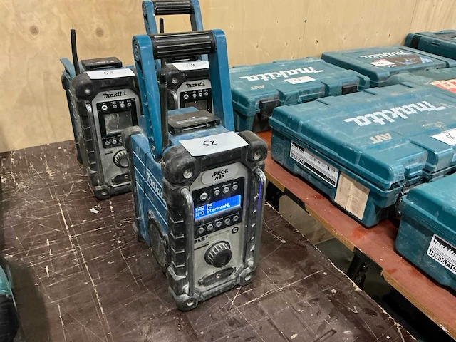 Makita dmr110 bouwradio - afbeelding 1 van  4