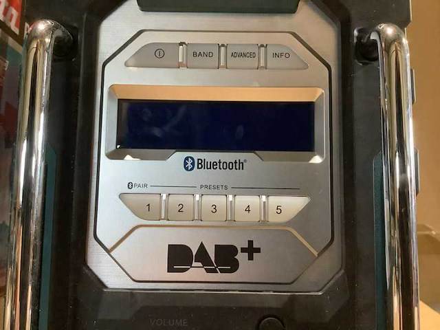 Makita dmr112 bluetooth/dab+ bouwradio op accu - afbeelding 3 van  3