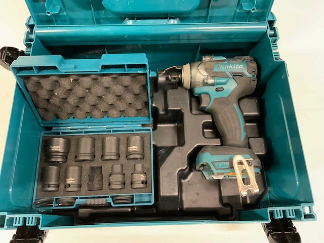 Makita dtw 285 slagmoersleutel inclusief diverse accessoires - afbeelding 1 van  5