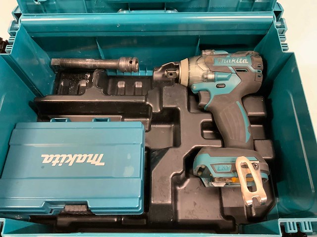 Makita dtw 285 slagmoersleutel inclusief diverse accessoires - afbeelding 2 van  5