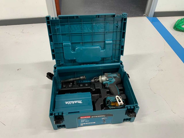 Makita dtw 285 slagmoersleutel inclusief diverse accessoires - afbeelding 5 van  5