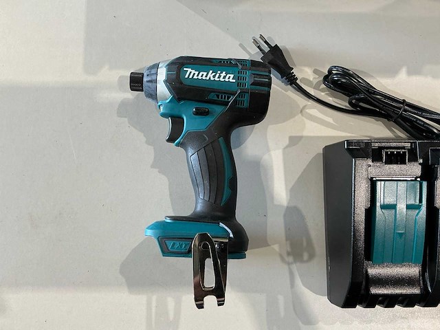 Makita dtw300 slagschroevendraaier - afbeelding 1 van  2