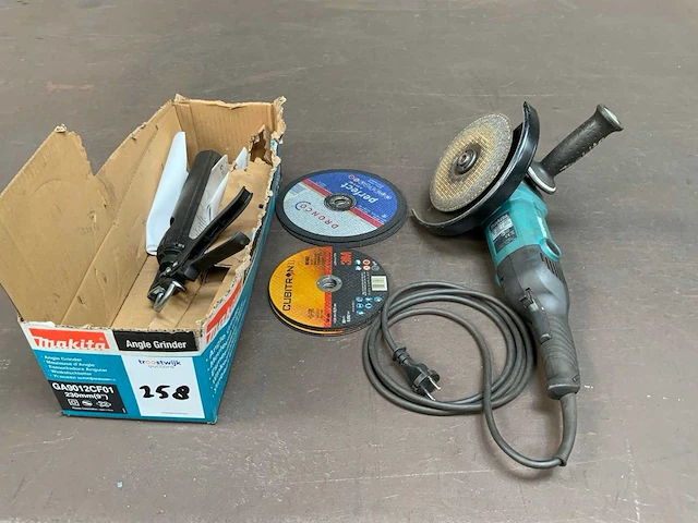 Makita ga 9012c haakse slijpmachine en bandschuurmachine - afbeelding 2 van  5