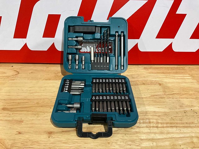 Makita gevulde gereedschapskoffer - afbeelding 1 van  2