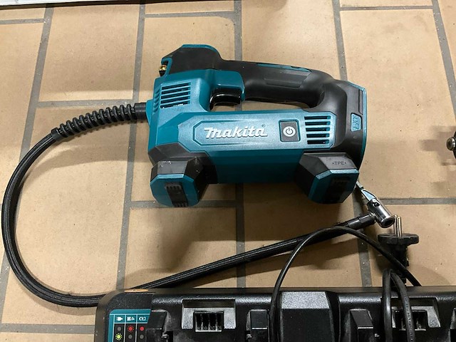 Makita haakse slijpmachine en luchtpomp - afbeelding 2 van  6