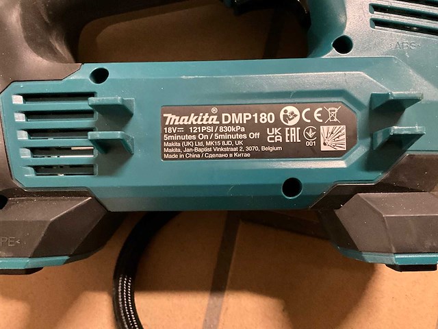 Makita haakse slijpmachine en luchtpomp - afbeelding 3 van  6