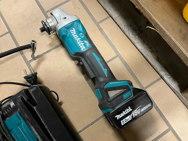 Makita haakse slijpmachine en luchtpomp - afbeelding 5 van  6