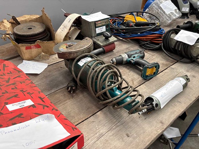 Makita haakse slijpmachine met doos schijven - afbeelding 2 van  2