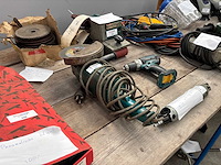 Makita haakse slijpmachine met doos schijven - afbeelding 2 van  2