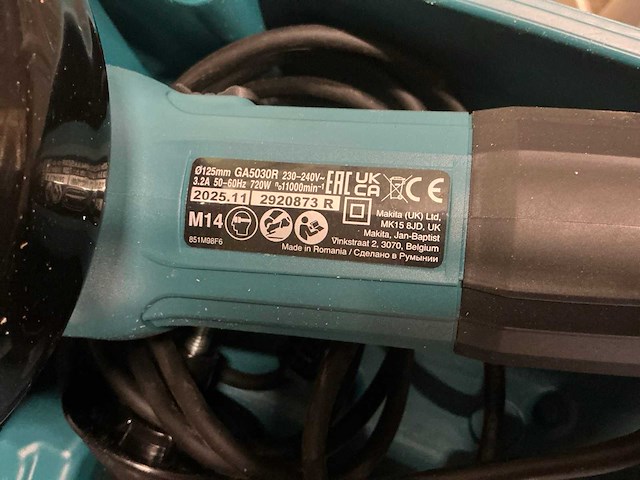 Makita haakse slijpmachine met koffer en slijpschijven - afbeelding 1 van  3