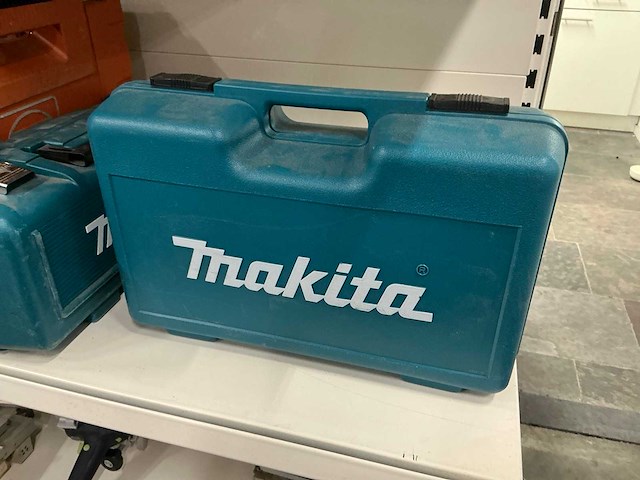 Makita haakse slijpmachine met koffer en slijpschijven - afbeelding 2 van  3