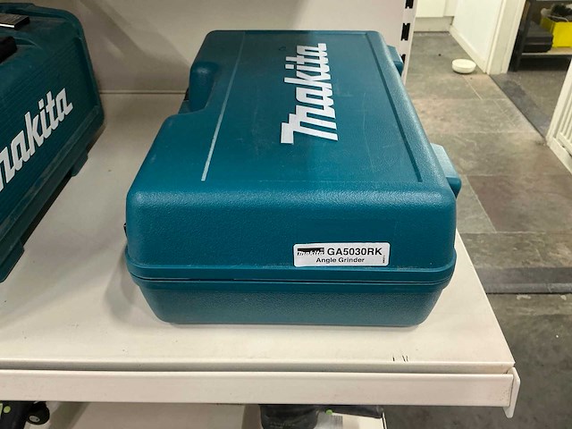 Makita haakse slijpmachine met koffer en slijpschijven - afbeelding 3 van  3
