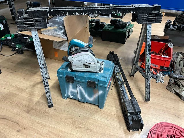 Makita invalcirkelzaagmachine met opvouwbare zaagbok - afbeelding 1 van  7