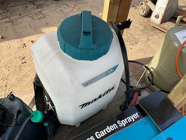 Makita ip 54 rugspuit - afbeelding 1 van  2