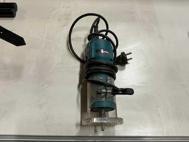 Makita kantenfrees 3707f - afbeelding 1 van  2