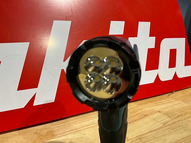 Makita led zaklamp op accu - afbeelding 2 van  6