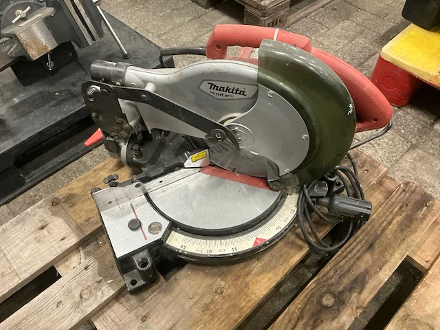 Makita m2300 afkortcirkelzaagmachine - afbeelding 1 van  4