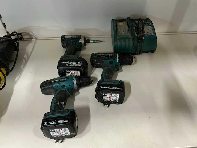 Makita schroefboormachines en acculader (4x) - afbeelding 1 van  5
