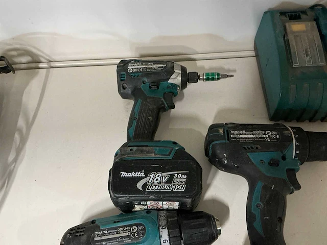 Makita schroefboormachines en acculader (4x) - afbeelding 2 van  5