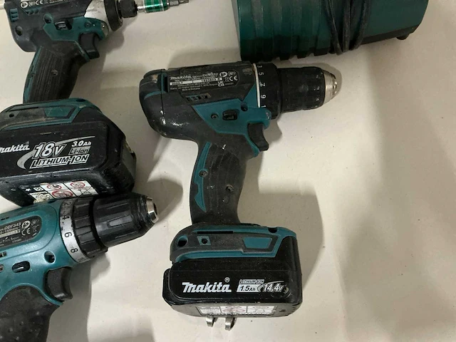 Makita schroefboormachines en acculader (4x) - afbeelding 3 van  5