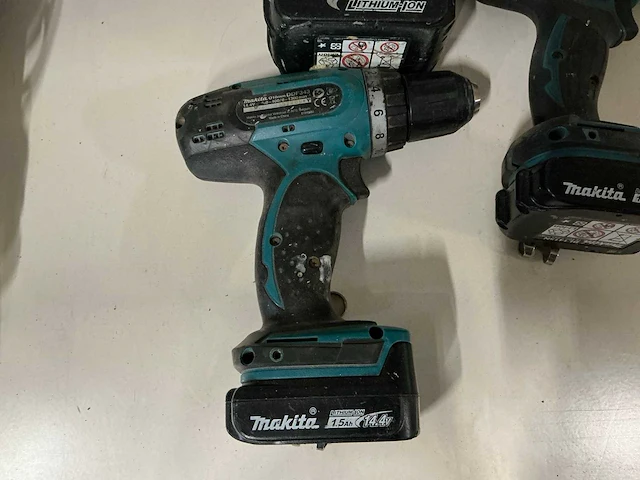 Makita schroefboormachines en acculader (4x) - afbeelding 4 van  5