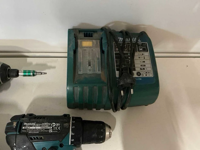 Makita schroefboormachines en acculader (4x) - afbeelding 5 van  5