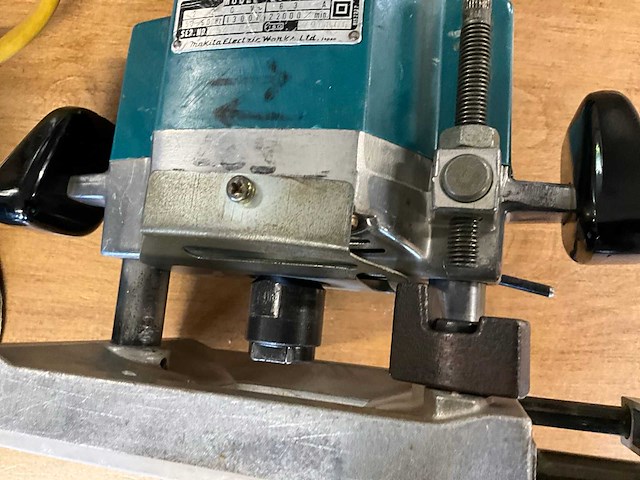 Makita schuurmachine en bovenfrees - afbeelding 8 van  8