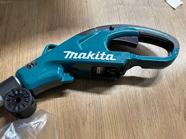 Makita ur100d accu grastrimmer (2x) - afbeelding 1 van  4