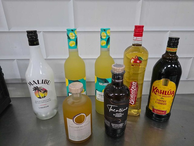 Malibu, limoncello, etc sterke drank fles (7x) - afbeelding 3 van  3