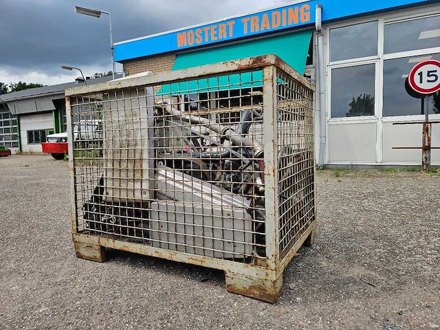 Man - bak met vrachtwagen onderdelen - afbeelding 1 van  7