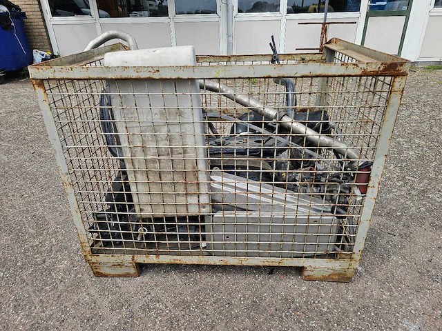 Man - bak met vrachtwagen onderdelen - afbeelding 2 van  7