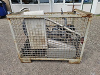 Man - bak met vrachtwagen onderdelen - afbeelding 2 van  7