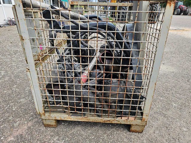 Man - bak met vrachtwagen onderdelen - afbeelding 3 van  7