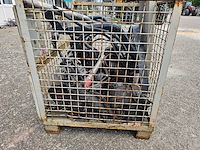 Man - bak met vrachtwagen onderdelen - afbeelding 3 van  7