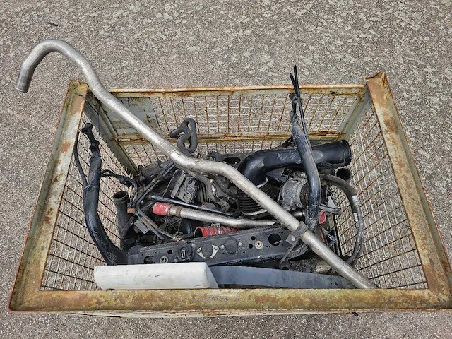 Man - bak met vrachtwagen onderdelen - afbeelding 4 van  7