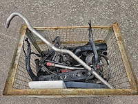 Man - bak met vrachtwagen onderdelen - afbeelding 4 van  7