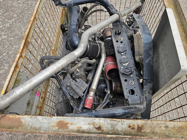 Man - bak met vrachtwagen onderdelen - afbeelding 6 van  7