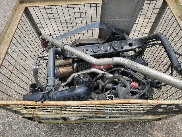 Man - bak met vrachtwagen onderdelen - afbeelding 7 van  7